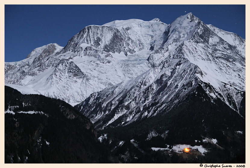 Paysage des Alpes la nuit - Le massif du Mont-Blanc clair par la lune.