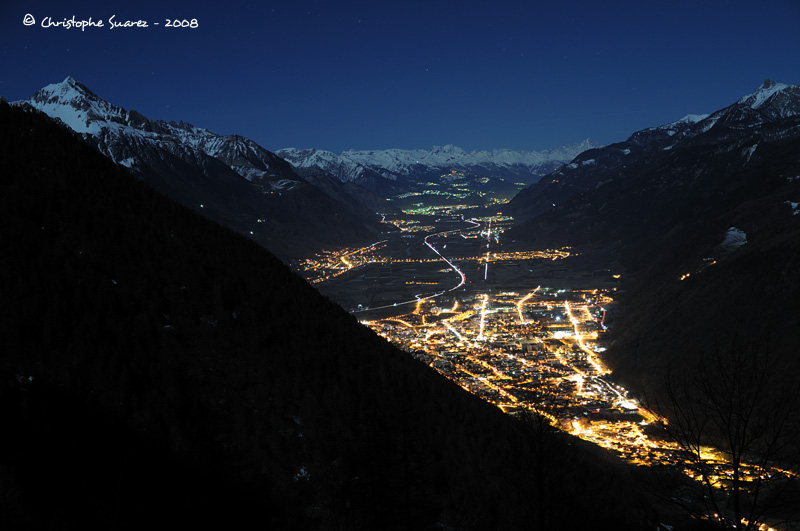 Paysage des Alpes la nuit - Martigny (Suisse) - montagnes claires par la lune.