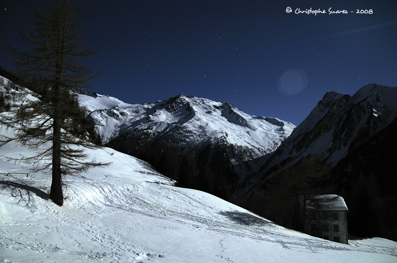 Paysage des Alpes la nuit - Massif des Aiguilles Rouges clair par la lune (Suisse).