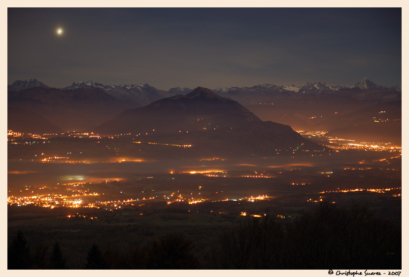 Paysage des Alpes la nuit - Nappe de brouillard sur la valle de l'Arve