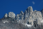 Ref. 8656  La lune se lève sur le massif des Bornes-Aravis enneigé. Disponible en 30x45 et 50x75.