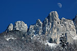 Ref. 8656  La lune se lve sur le massif des Bornes-Aravis enneig. Disponible en 30x45 et 50x75.