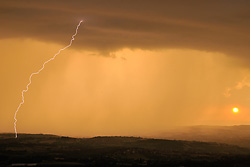 10-70361 Coup de foudre au coucher de soleil dans les Mont d'Or - Rhône