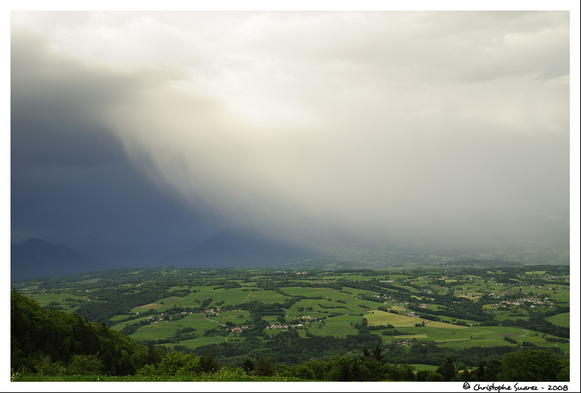 Paysage des Alpes - Rideau de pluie sur une valle alpine