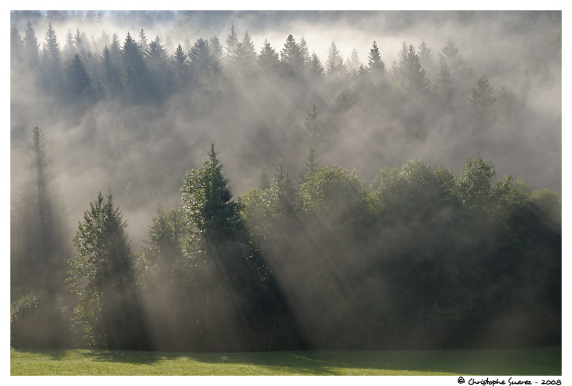 Paysage de montagne, brumes - Alpes - Haute-Savoie