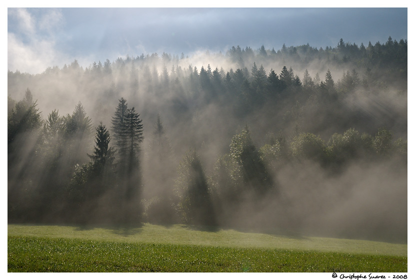 Paysage de montagne, brumes - Alpes - Haute-Savoie