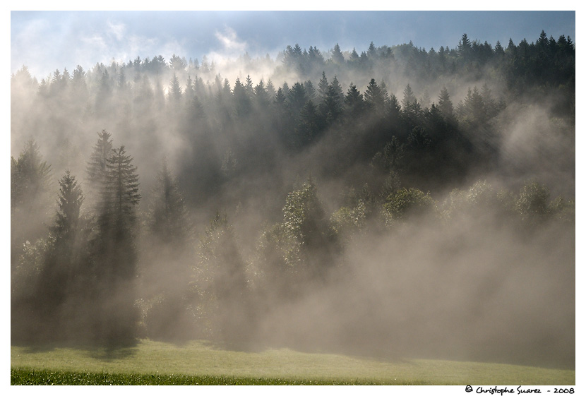 Paysage de montagne, brumes - Alpes - Haute-Savoie