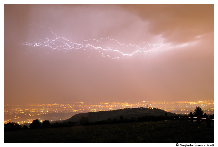 Eclair rampant lors de la fin d'un orage sur Lyon