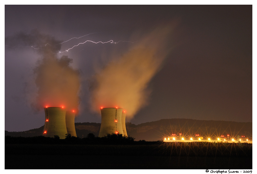 Orage au dessus de la centrale du Bugey