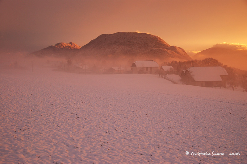 Paysage des Alpes - Aravis - coucher de soleil sur la brume