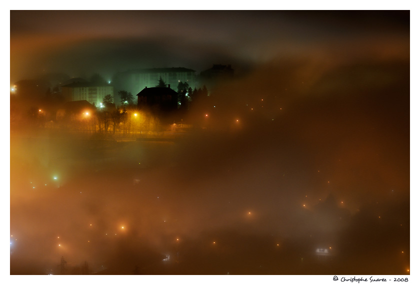 Paysage des Alpes la nuit - Nappe de brouillard sur Annecy - l'oeil