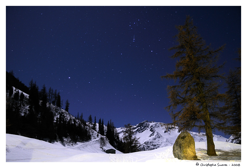 Paysage des Alpes la nuit - Le massif des Aiguilles Rouges clair par la lune (Suisse).