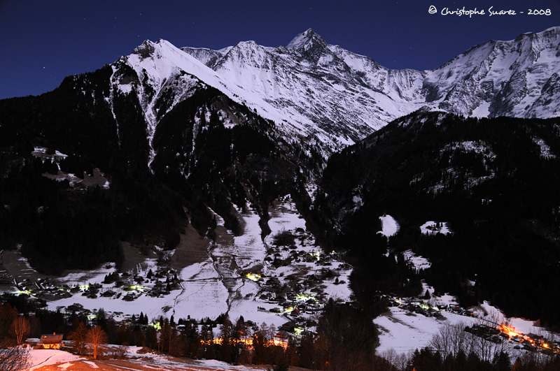 Paysage des Alpes la nuit - Le massif du Mont-Blanc clair par la lune.