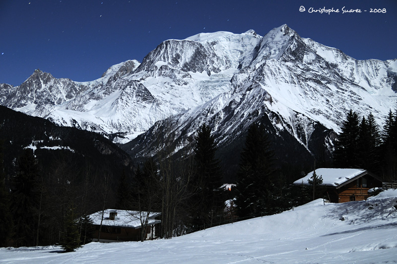 Paysage des Alpes la nuit - Le massif du Mont-Blanc clair par la lune.