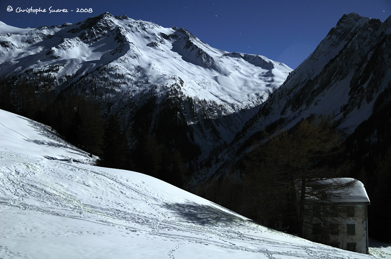 Paysage des Alpes la nuit - Massif des Aiguilles Rouges clair par la lune (Suisse).