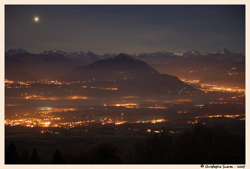 Paysage des Alpes la nuit - Nappe de brouillard sur la vallée de l'Arve