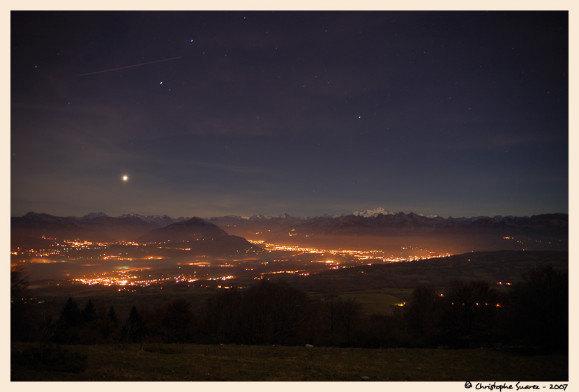 Paysage des Alpes la nuit - Nappe de brouillard sur la vallée de l'Arve