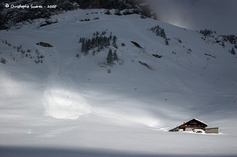 Chalet menac par les avalanches dans les Aravis