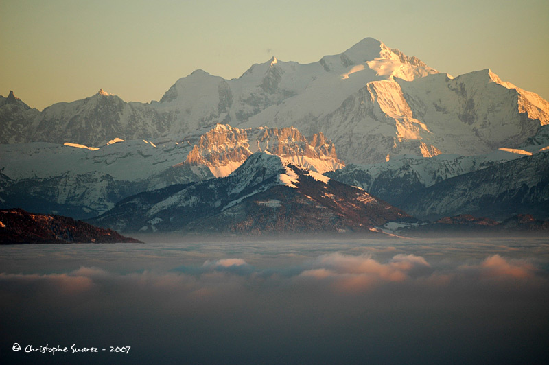 Paysage des Alpes - Le massif du  Mont Blanc domine une mer de nuage