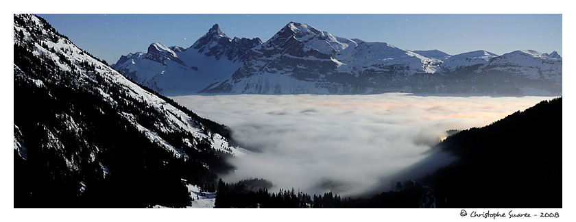 Panorama - Paysage des Alpes la nuit - Mer de nuage sur la valle de L'Arve. En face, la chane des Aravis est illumine par la lune.