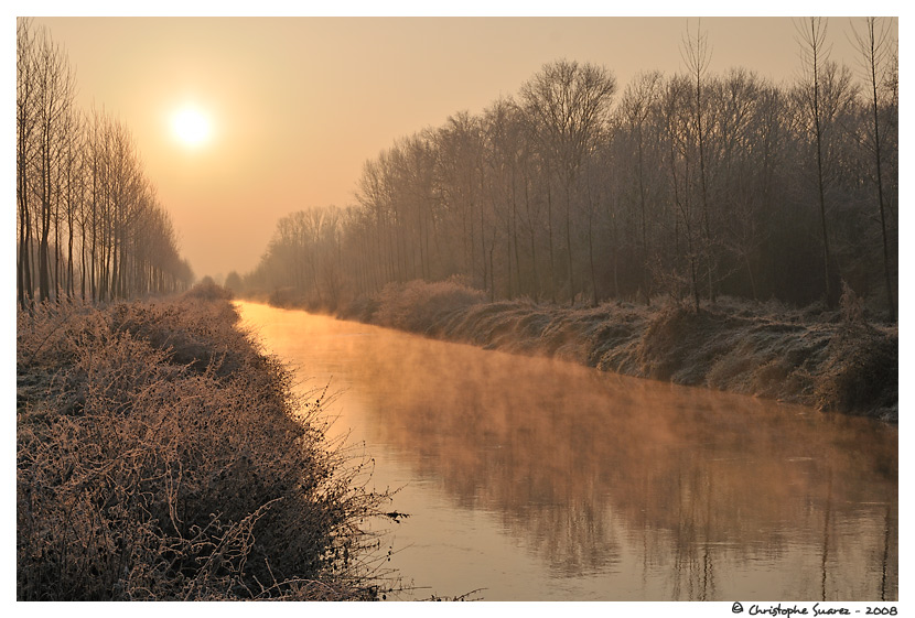 Lever de soleil sur une rivire aux bords givrs - Isre