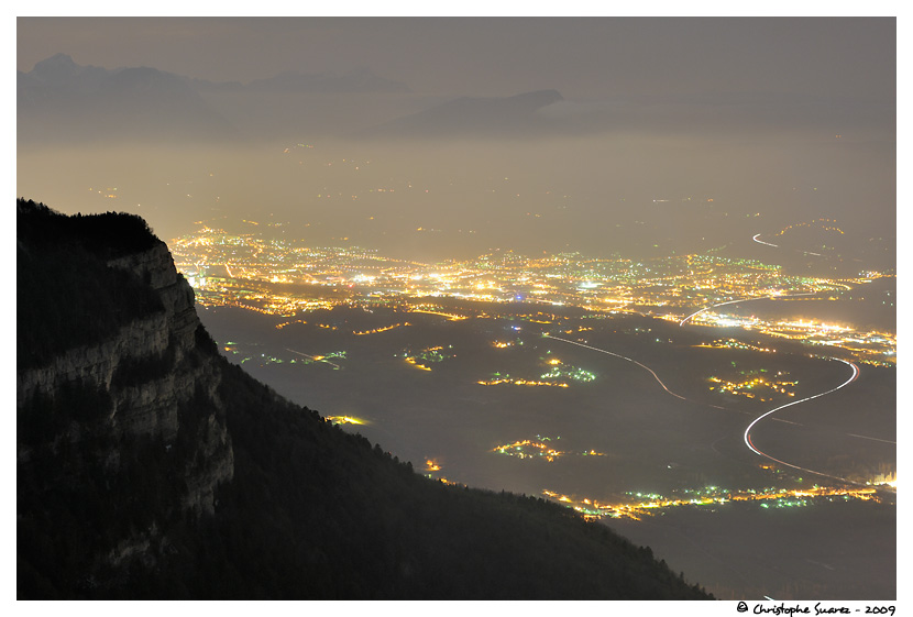 Chambry de nuit dans les brumes et la pollution -  Savoie