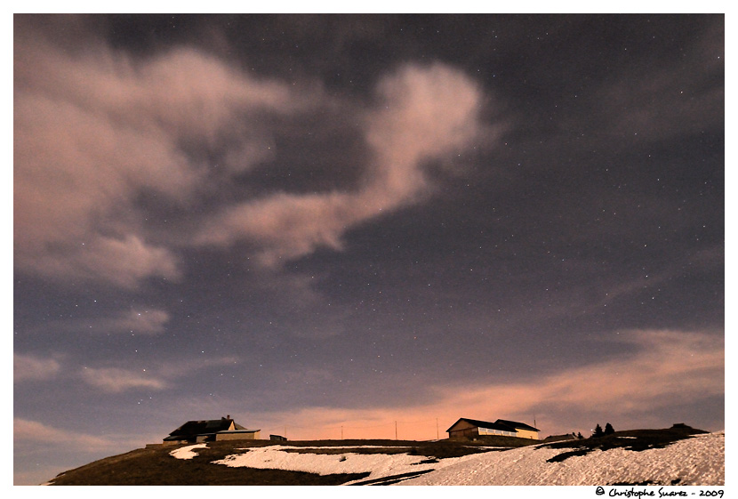 Paysage de nuit - Nuages clairs par la lune et les lumires de Aix les Bains - Mont Revard - Savoie