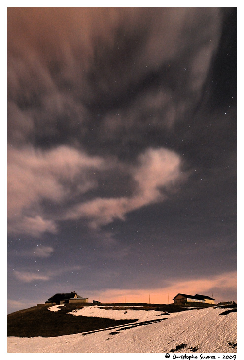 Paysage de nuit - Nuages clairs par la lune et les lumires de Aix les Bains - Mont Revard - Savoie