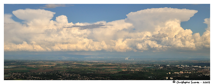 Ligne de cumulonimbus sur les Alpes et le Jura