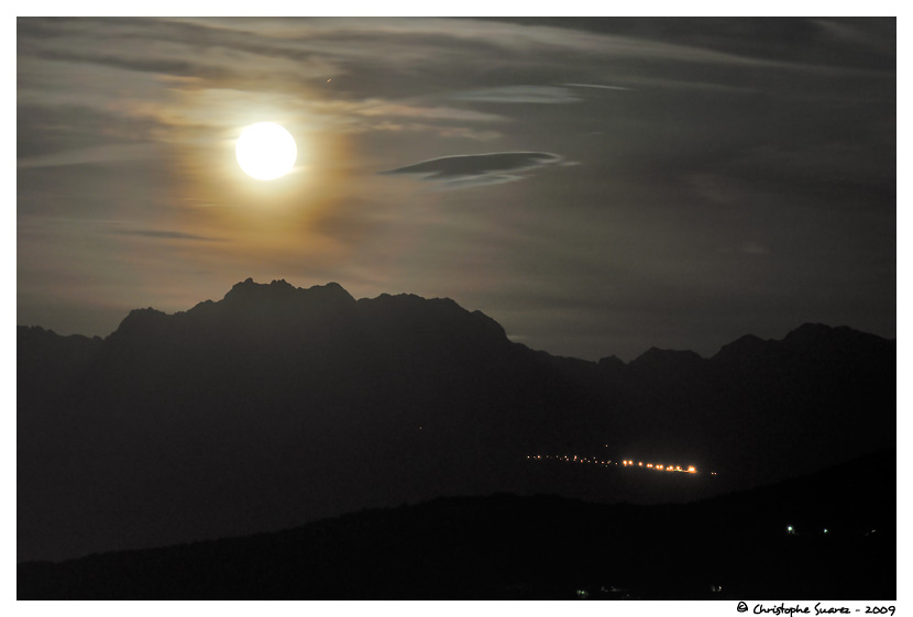 Lune et nuage lenticulaire au dessus du massif du Belledone