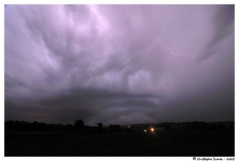 Base de Cumulonimbus clair par des clairs intranuageux