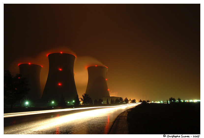 Centrale nuclaire du Bugey lors d'une nuit orageuse.