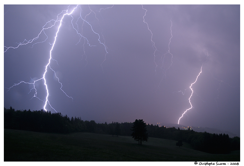 Deux coups de foudre lors d'un orage prs de Cruseilles (Haute-Savoie), Avril 2008