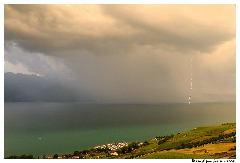 Coup de foudre dans un rideau de pluie au dessus du lac Lman