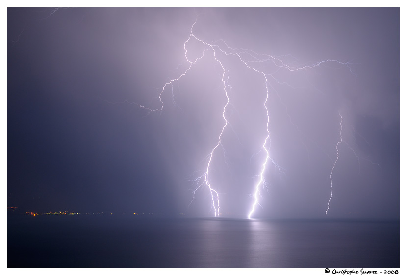 Multiples coups de foudre sur le lac Lman lors d'une vague orageuse le 29 juin 2008