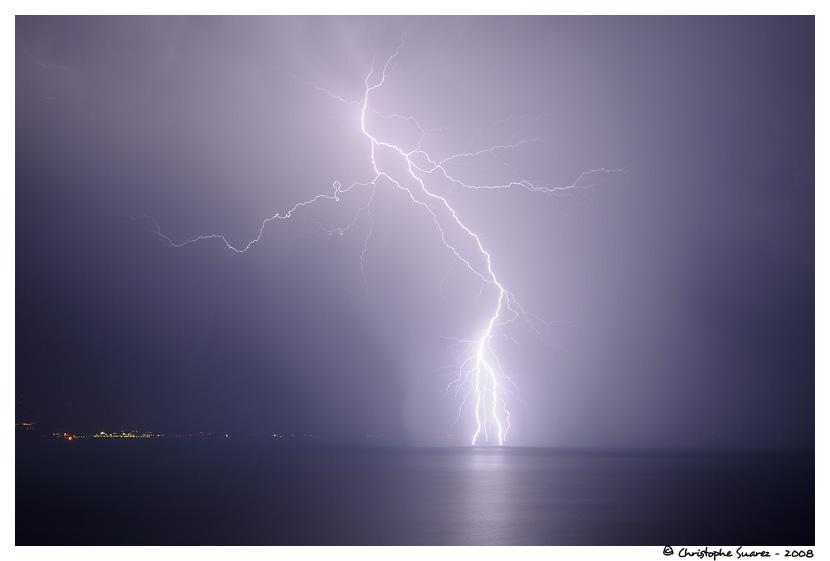 Multiples coups de foudre sur le lac Lman lors d'une vague orageuse le 29 juin 2008