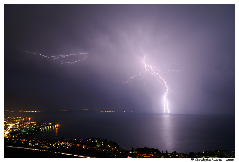 Multiples coups de foudre sur le lac Lman lors d'une vague orageuse le 29 juin 2008 - base de cumulonimbus au grand angle