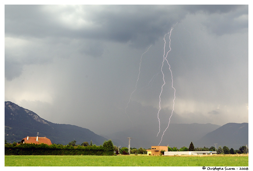 Deux coups de foudre dans un rideau de pluie prs de Cluses ( Haute-Savoie)