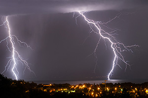 Double impact de foudre ramifi sur le Lac Lman