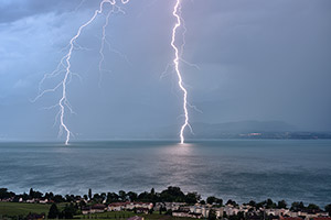 Double impact de foudre ramifi sur le Lac Lman