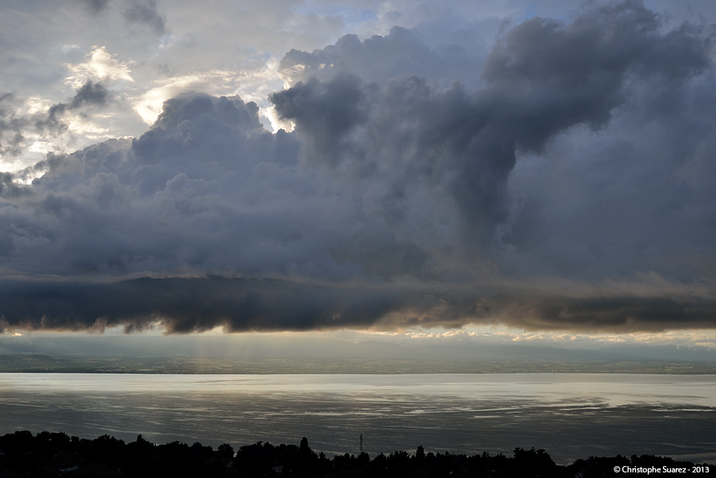 Cumulus congestus sur le Lac Léman. Ligne orageuse.