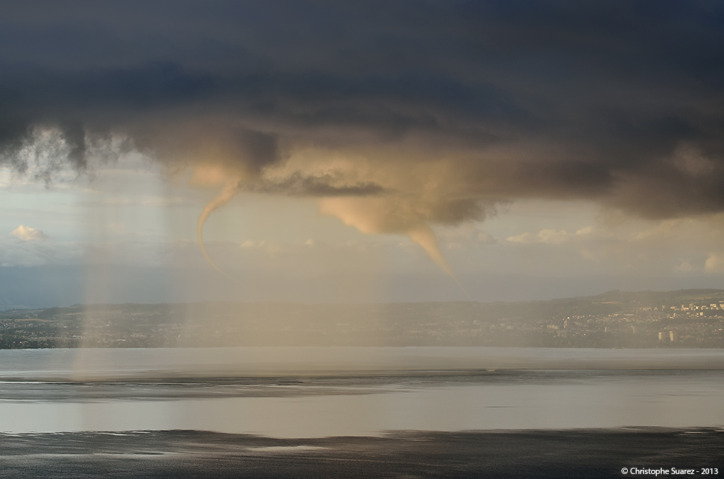 Trombes au soleil couchant, sur le lac Lman